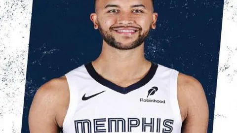 塔图姆14小时斋戒后，与全队炸鸡欢聚更衣室